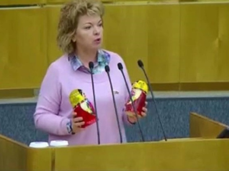 Депутат Ямпольская пришла в Госдуму с поддельной матрёшкой: «Мордочка кривая»