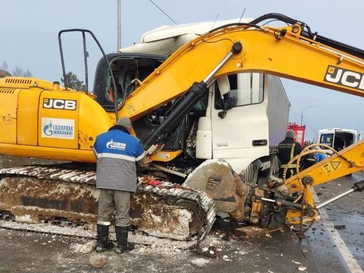 Водитель грузовика пострадал от упавшего трактора на дороге под Бокситогорском
