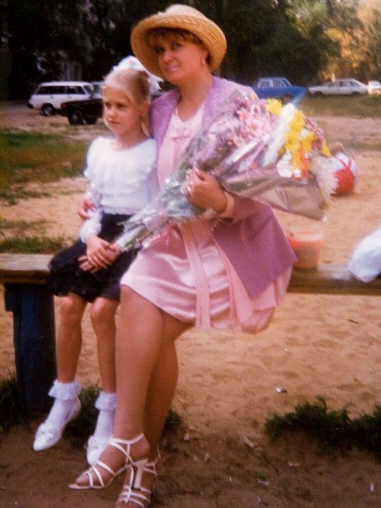 Кристина Асмус выложила в соцсети детский снимок с мамой