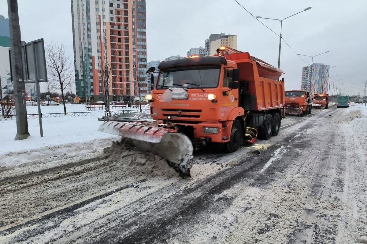 На уборку улиц Петербурга от снега вышло больше тысячи машин - МК  Санкт-Петербург