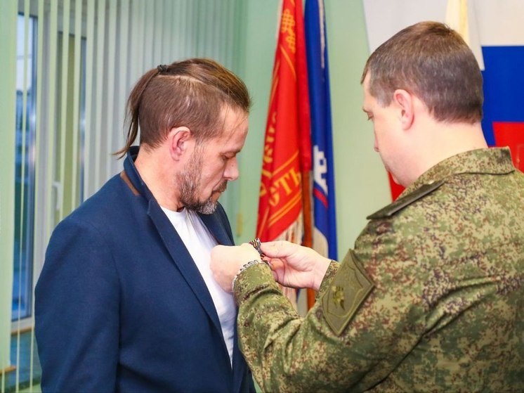Спас командира из-под обстрела: бойца СВО из Надыма наградили за храбрость