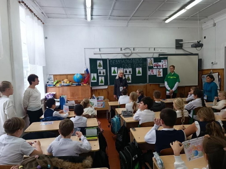 В Туапсе для школьников провели беседу про правила пожарной безопасности в новогодний период