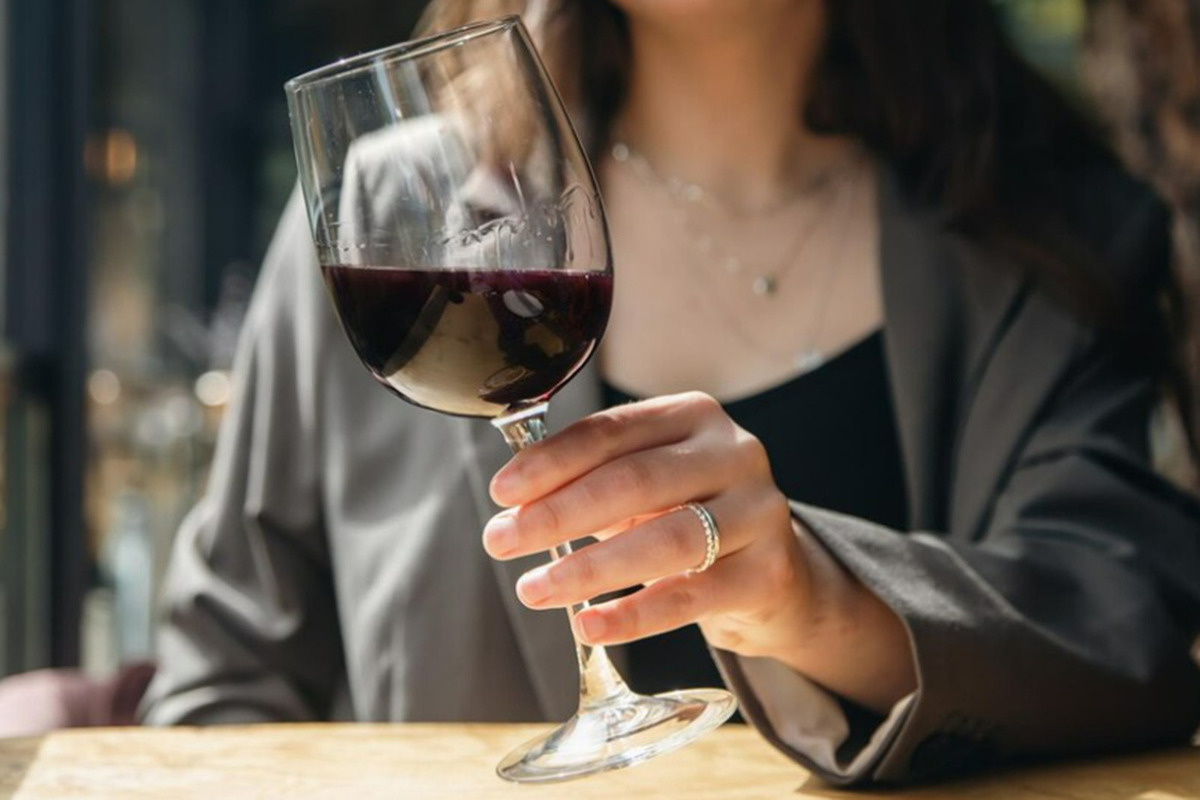 Эксперты объяснили основные правила винного этикета: держать бокал нужно  элегантно - МК