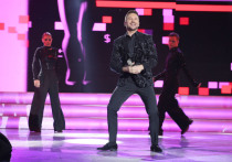 Поклонники Сергея Лазарева, пришедшие на его концерт в Череповце, были ошарашены номером певца на композицию «Шепот»