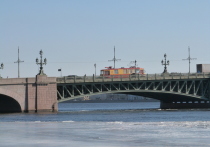 Два буксира, перевозившие плавучий кран, в ночь на 30 ноября задержались над Троицким мостом. Из-за этого переправу не смогли свести вовремя, передает 78.ru.