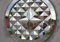 Владимир Васильев единственный в России занимается геометрической зеркальной мозаикой