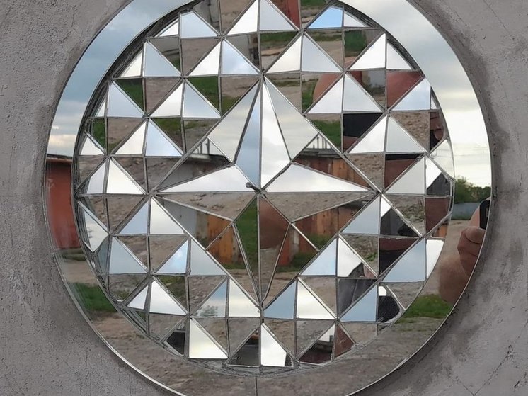 Серпухович создает уникальные произведения из зеркальной мозаики