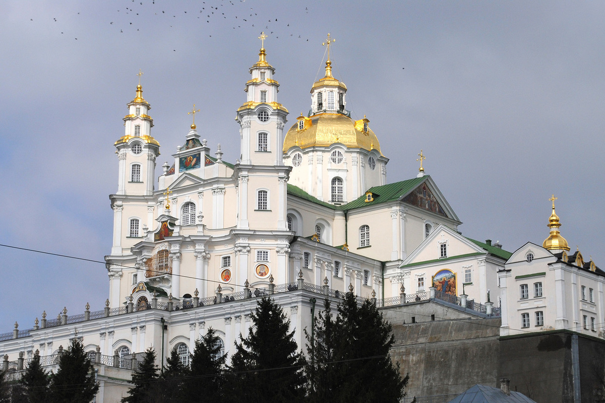 СБУ устроила жёсткий "крестный ход" в Почаевской Лавре УПЦ