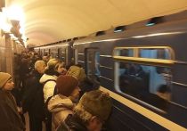 Поезда на участке красной линии временно следуют с увеличенным интервалом. Это связано с техническими причинами, объяснили горожанам в пресс-службе петербургской подземки.