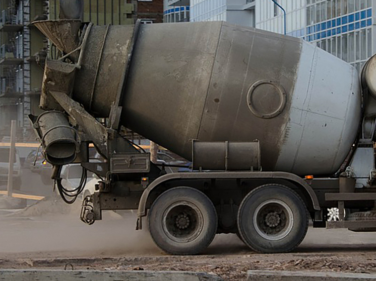 Бетономешалка в Махачкале сломала самодельный мост и свалилась в канал