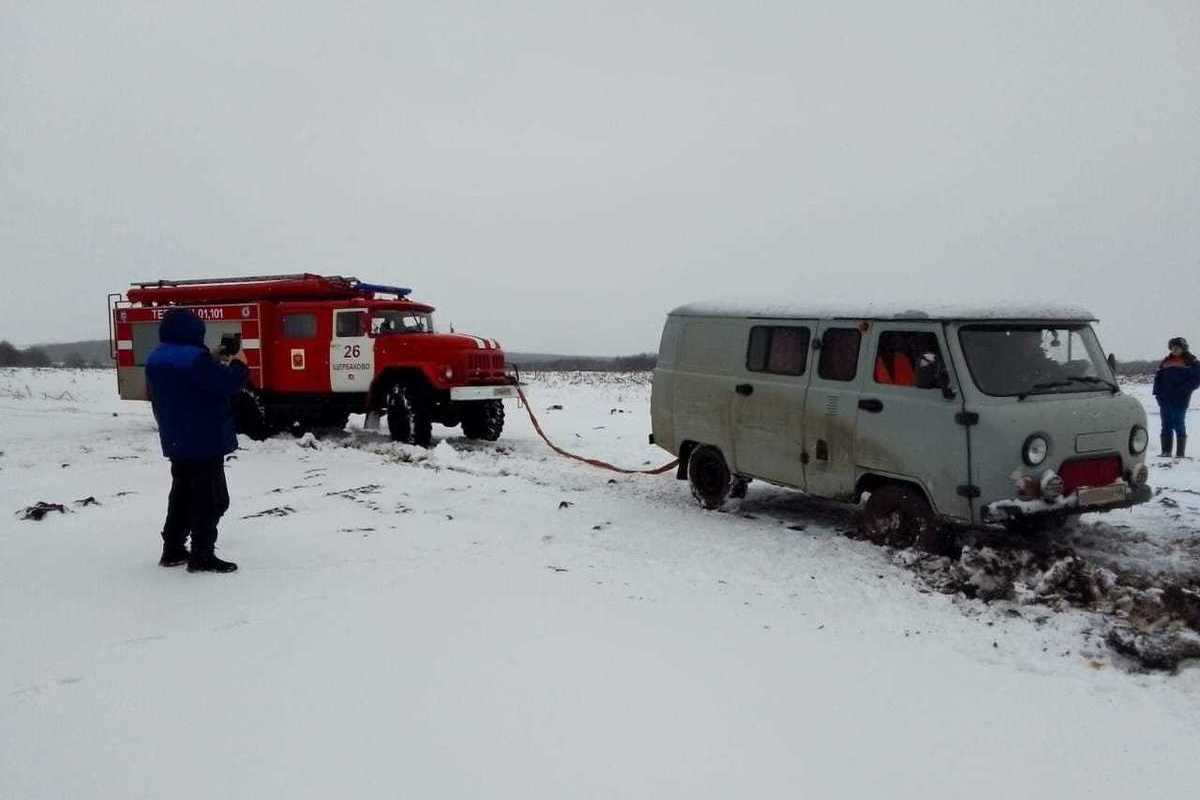 В Липецкой области вызволили из снежного плена 3 машины - МК Липецк