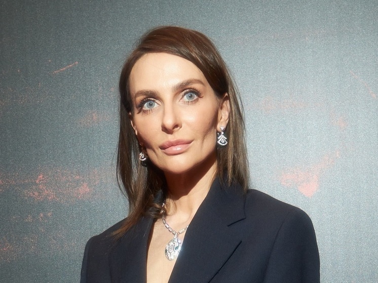 Екатерина Варнава приняла участие в показе мод. Образ, придуманный для актрисы стилистами, сделал ее похожей на топ-модель Ирину Шейк.