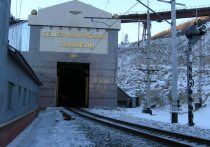 Телеграм-канал Baza сообщает, что в Северомуйском тоннеле на Байкало-Амурской магистрали произошло второе за сутки возгорание грузового состава