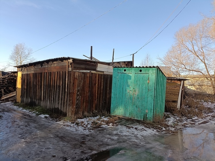 «Туалет во дворе сколотили сами»: как люди выживают в абаканских бараках