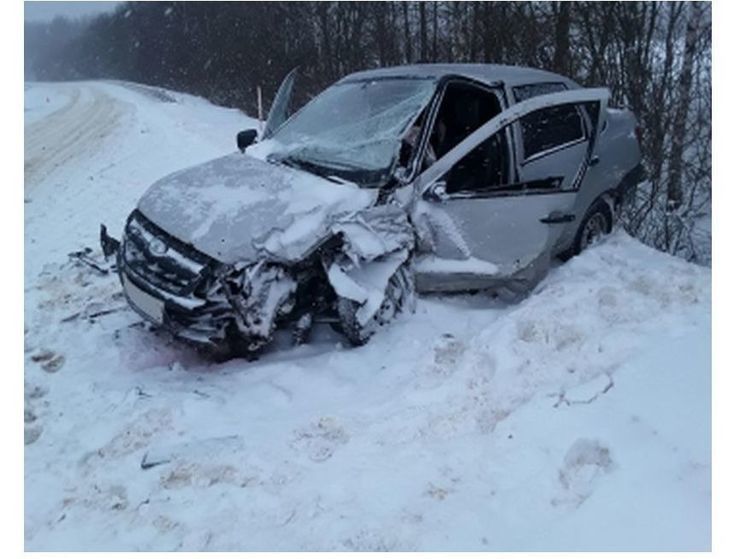 На Краснинском шоссе автоледи на «Тойоте» подбила «Гранту»