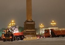 Дворники и уборочная техника не прекращают работу по расчистке дорог и тротуаров от снега. Пересменка происходит прямо на местах уборки, сообщает телеканал «Санкт-Петербург».