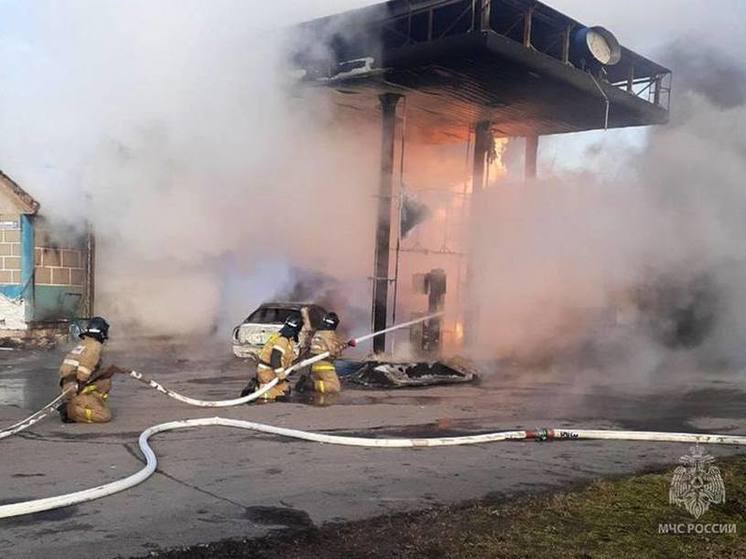 В Горловке пожар охватил здание автозаправки