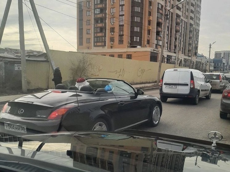 Астраханцы увидели Деда Мороза и Снегурочки в новых санях