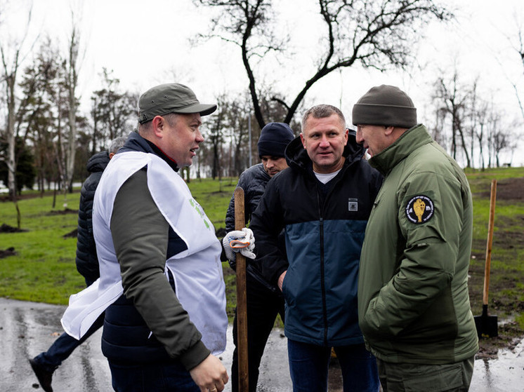 Один из донецких парков украсила аллея в честь погибших участников СВО