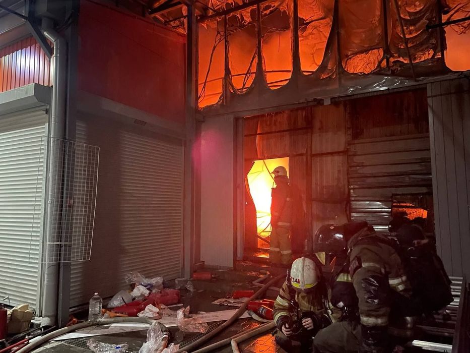 Кадры пожара на рынке в Ростове-на-Дону: растерянные торговцы, огнеборцы без сил