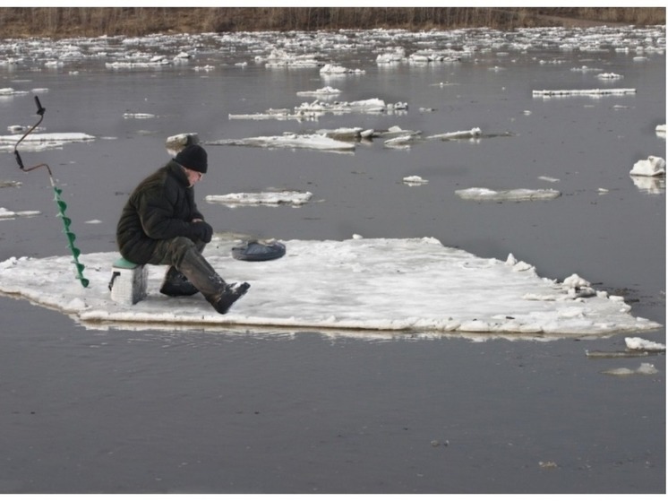 В Новосибирске спасли рыбаков, которых унесло на льдине