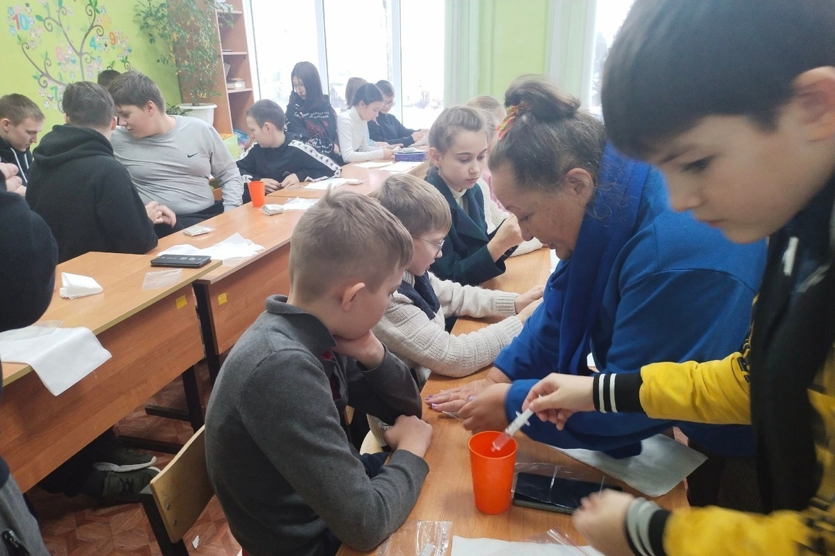 Костромские школьники пишут письмам бойцам в зону СВО