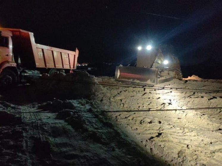 Ночью спецтехника уронила электрический столб в районе Даркылаха