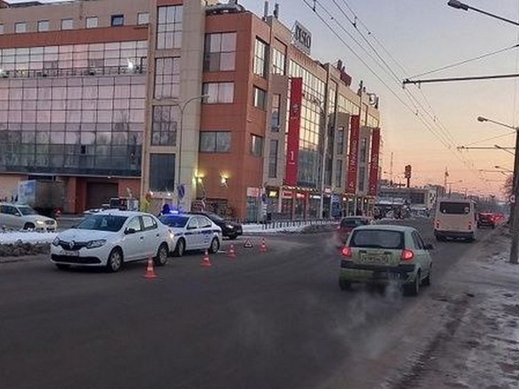 В Йошкар-Оле машина сбила нарушившую ПДД женщину-пешехода