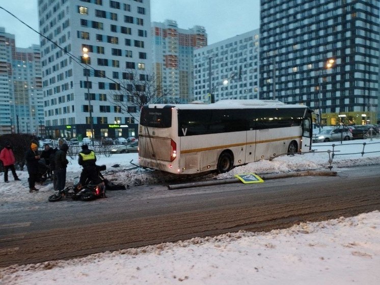 В Мытищах курьер подрезал автобус и получил удар столбом