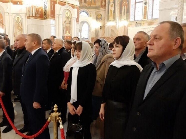 В Волгограде чиновники пришли на молебен в Александро-Невский собор