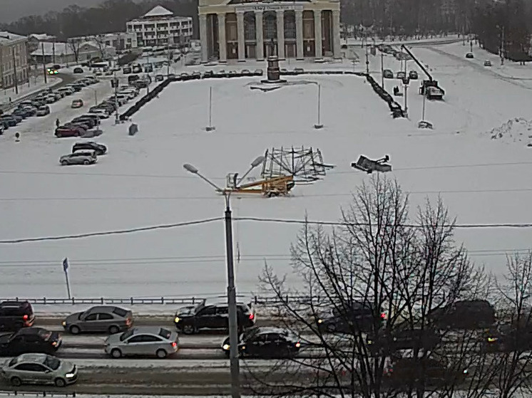 Началась установка главной новогодней ёлки Петрозаводска