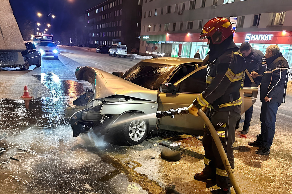 Три человека пострадали в результате столкновения Volvo и ВАЗа в Мурманске