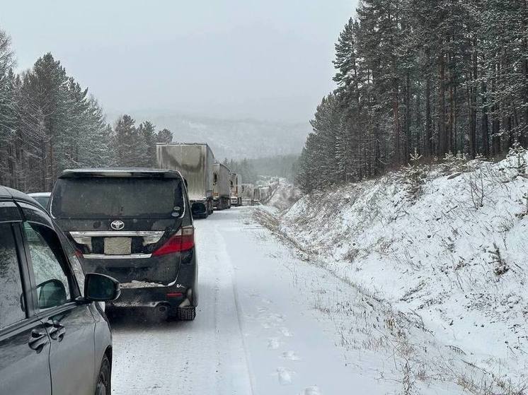 КамАЗы и грейдеры работают в районах Забайкалья из-за снега и наледи на дорогах