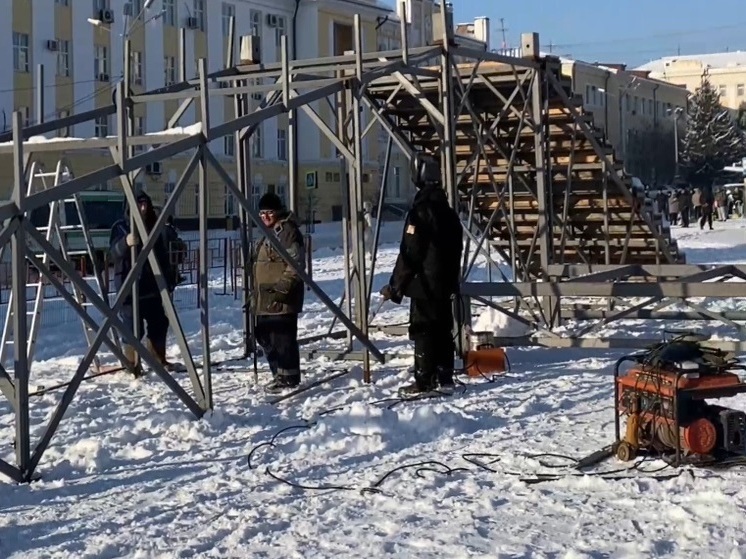 На площади Советов в Улан-Удэ собирают главную горку