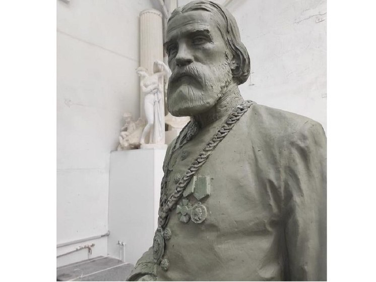 Денисов показал памятник Ивану Ципулину, который установят в Калуге