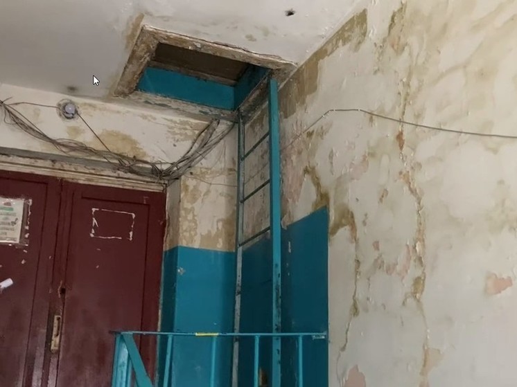 В Орле в доме №4 на Циолковского канализационные отходы размывают фундамент