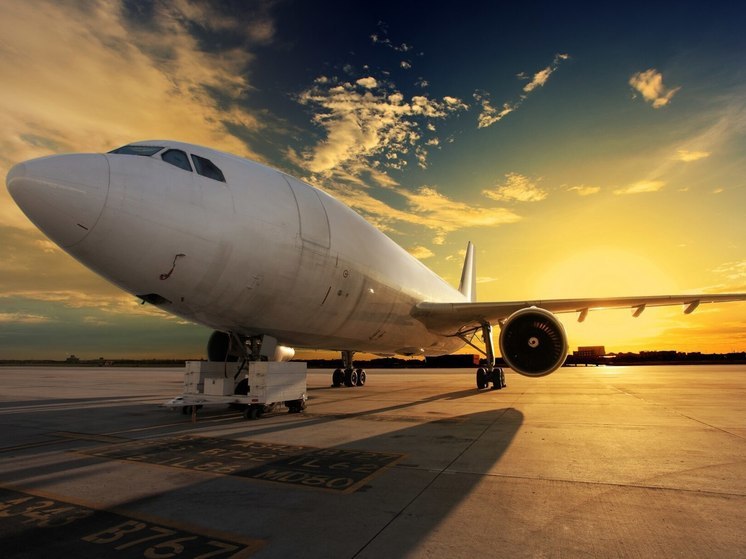 112: летевший в Москву самолет готовится к экстренной посадке в Петербурге