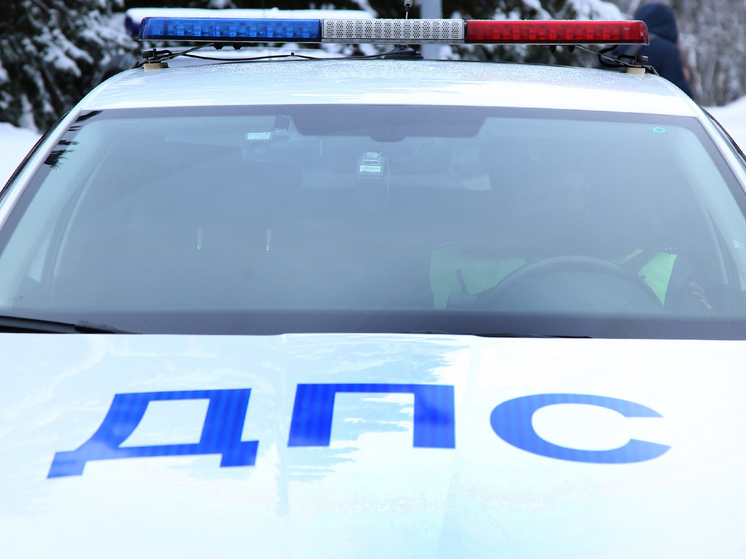 Автомобиль врезался в витрину магазина в центре Москвы