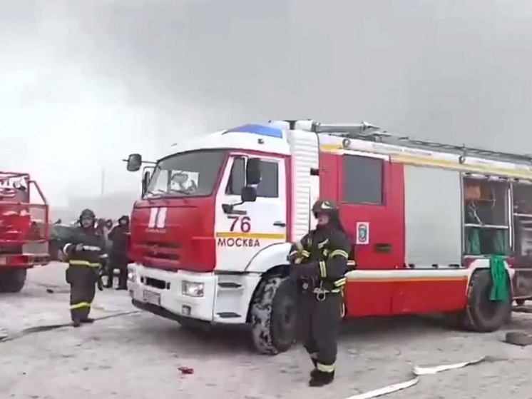 Пожар на московском рынке "Садовод" начал усиливаться