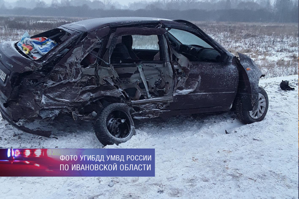 В Ивановской области автомобиль «Лада Гранта» столкнулся с двумя большегрузами