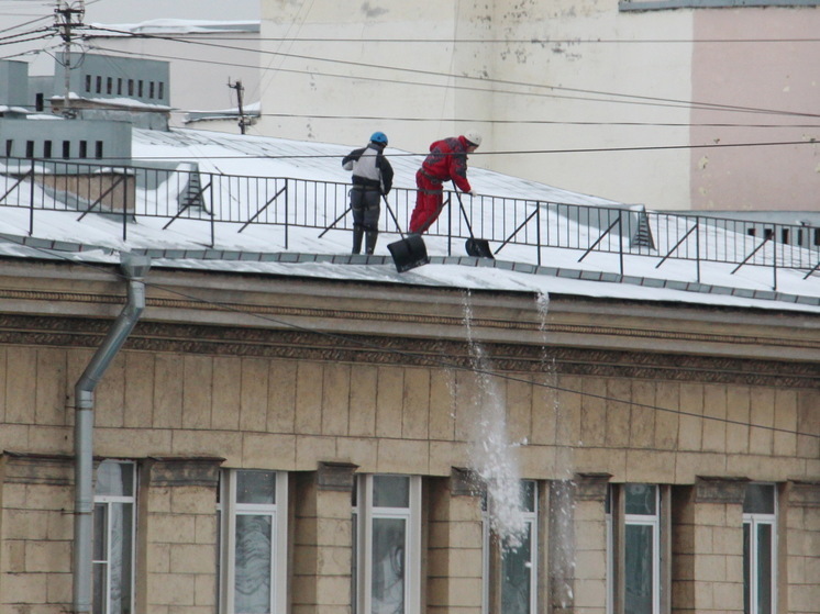 Автомобилистов Петербурга предупредили о зимней уборке возле платных парковок