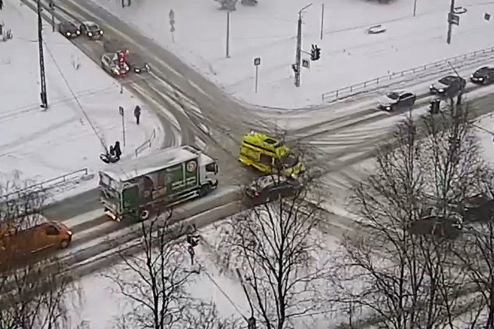 Появилось видео с места ДТП с автомобилем скорой помощи в Петрозаводске