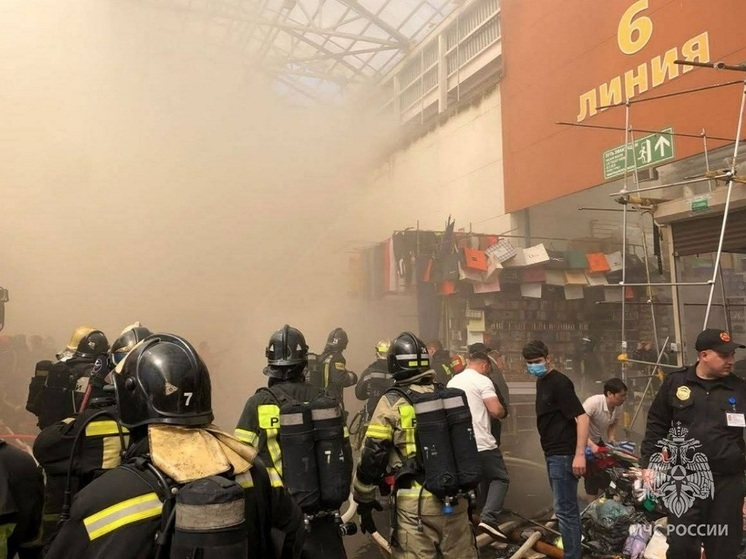Площадь пожара на московском «Садоводе» выросла до 600 «квадратов»