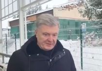 На украинских ресурсах появилось видео общения экс-президента страны Петра Порошенко с пограничником, не выпустившим его за границу на автомобиле