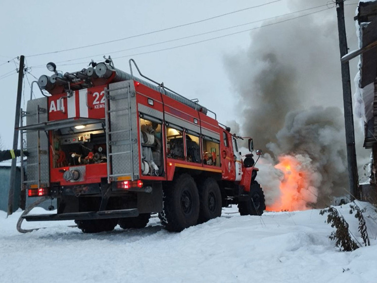Четыре гаража и автомобиль Москвич сгорели в Кеми