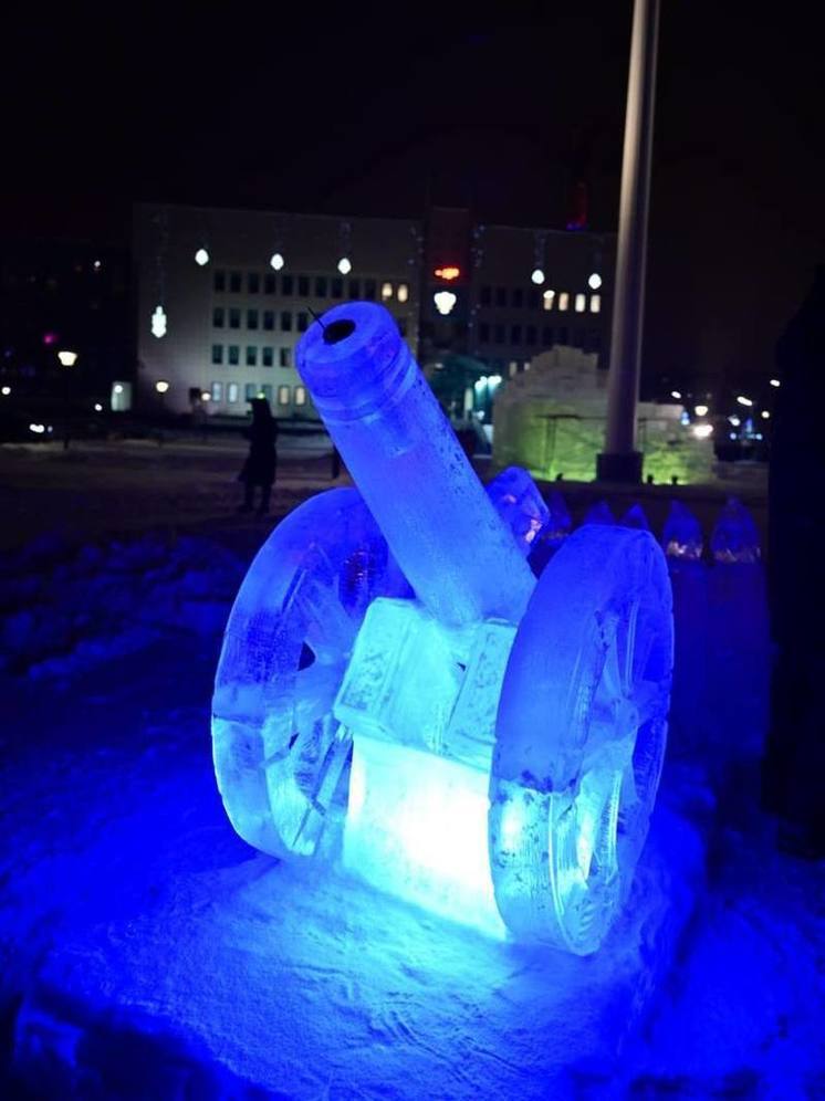 В Новом Уренгое фестиваль ледовых скульптур начался с выстрела из ледяной пушки