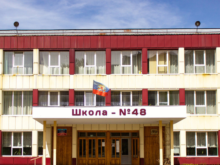 Детей и педагогов эвакуировали из двух школ Луганска