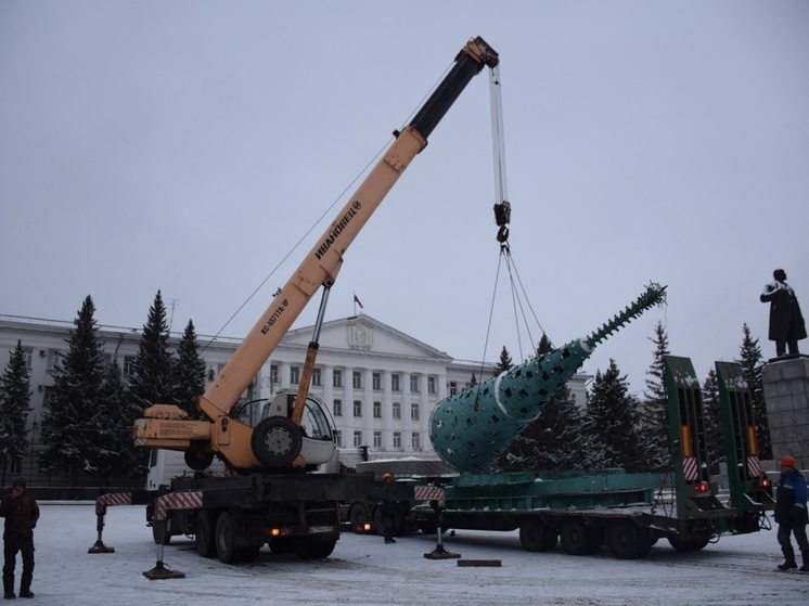 На центральной площади Кургана начали устанавливать новогоднюю елку