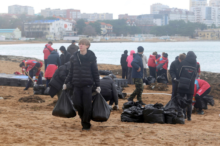 В Геленджике студенты приводят в порядок пляжи