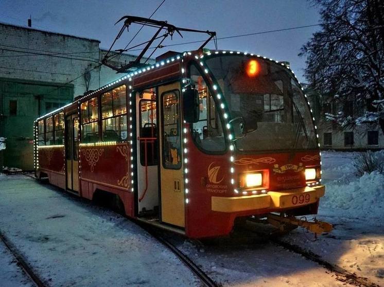 На улице Ленина в Орле приступили к сборке новогоднего трамвая